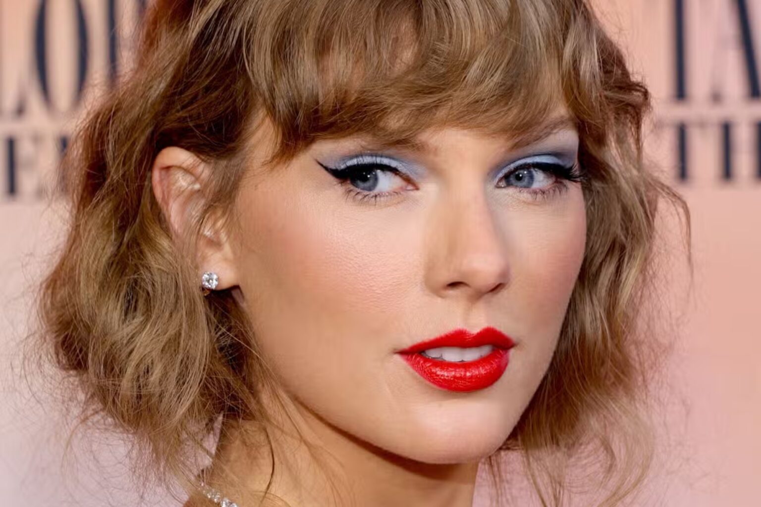 does taylor swift always wear red lipstick